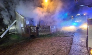 Pożar domu w gminie Zelów. Nie żyje 48-latek, drugi z lokatorów zdążył uciec przez okno [Foto]