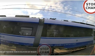Rogatki otwarte, światła nie działały – kierowca cudem uniknął śmierci w starciu z rozpędzonym pociągiem Intercity [Wideo]