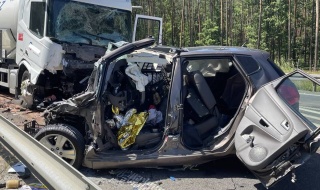 Śmiertelny wypadek na obwodnicy Bełchatowa. Po czołowym zderzeniu z cysterną zginął młody kierowca osobówki [Foto]