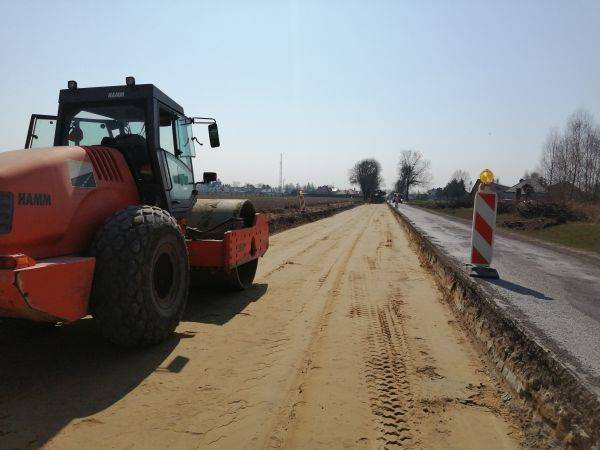 Trwa przebudowa drogi wojewódzkiej nr 483 w powiecie pajęczańskim