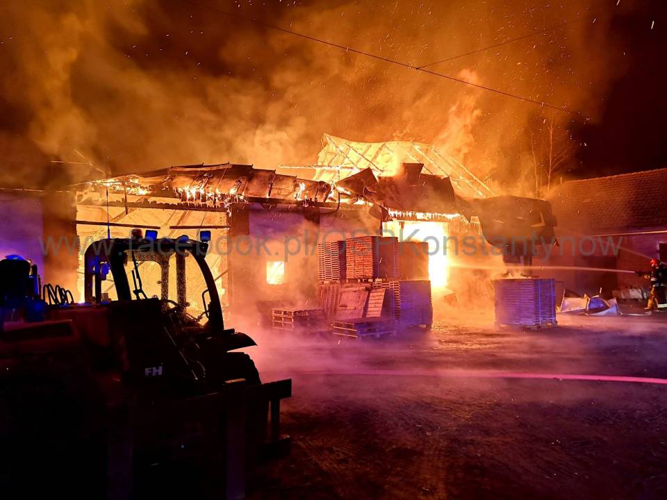 Duży pożar w Prusinowicach. W akcji kilkanaście zastępów strażaków