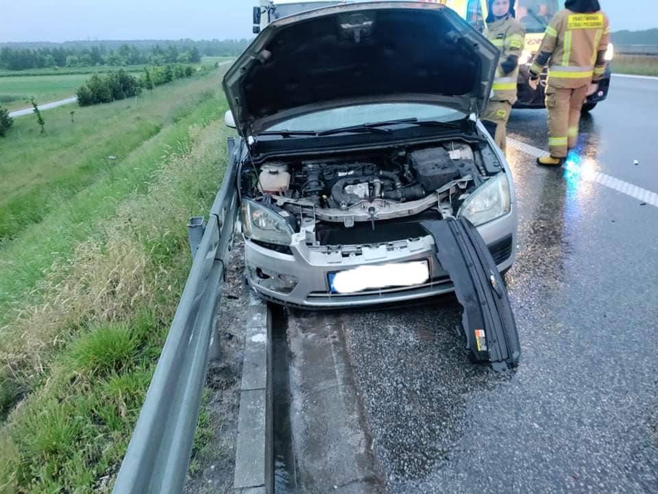 Autostrada A2: Wypadek na nitce do Warszawy. Zderzenie ciężarówki z osobówką