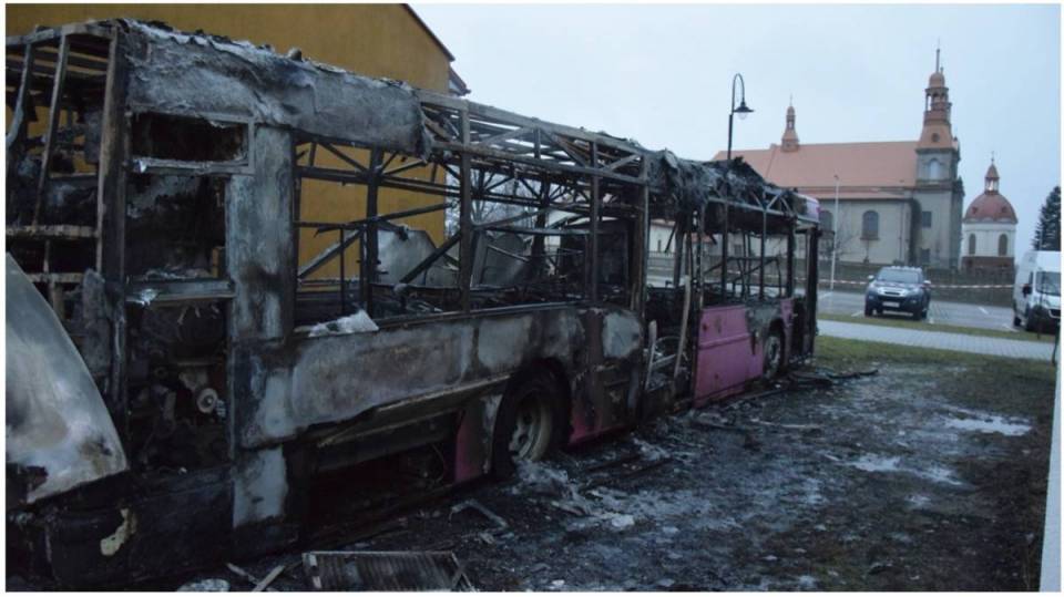 Ogień doszczętnie strawił autobus! Przyczyną pożaru było celowe podpalenie. 33-letni sprawca już z zarzutami [Foto]