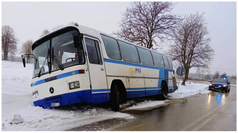 Autobus z pasażerami wypadł z drogi. Fatalne warunki na drogach powodem kolizji w gminie Dobryszyce