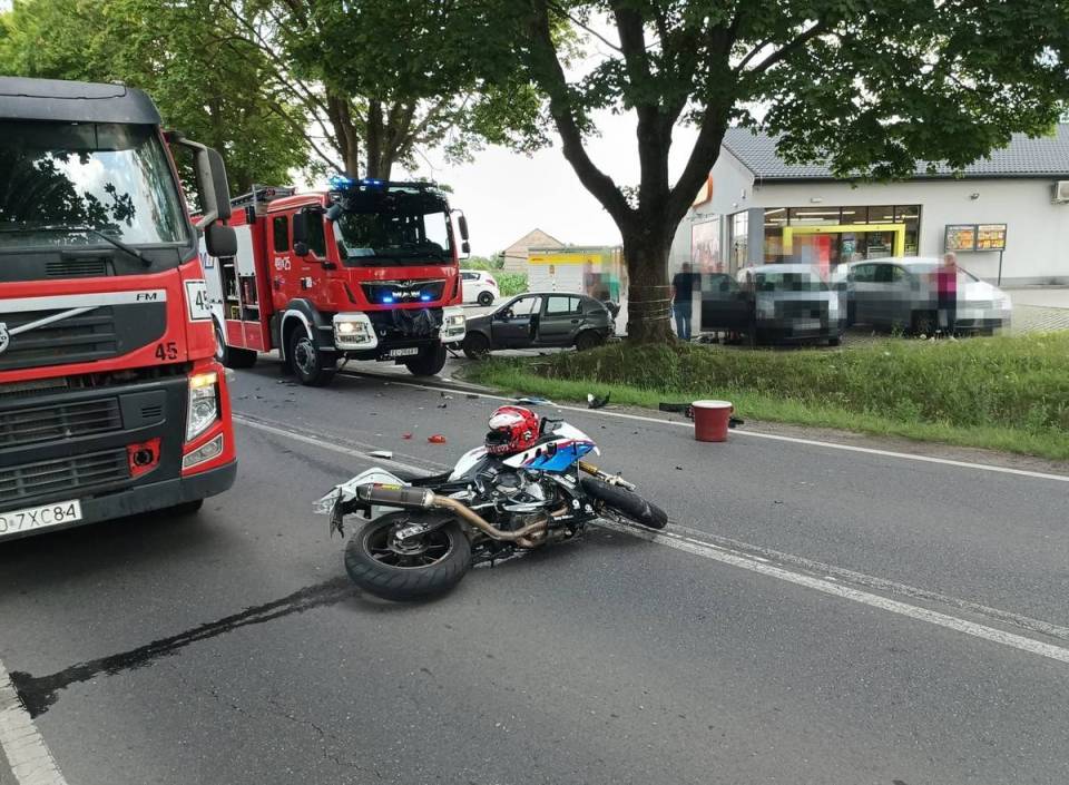 Motocyklista uderzył w osobówkę. Do wypadku doszło podczas wyprzedzania [Foto]