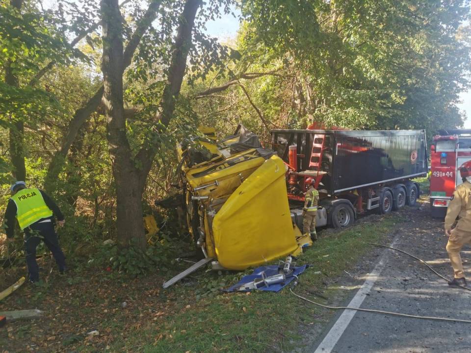 Wypadek na DK 42: Kierowca ciężarówki uderzył w drzewo. W akcji śmigłowiec LPR-u, na krajówce są utrudnienia