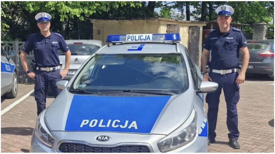 Wypadek na podwórku! Policjanci ruszyli na sygnale do szpitala, by ratować poszkodowanego!