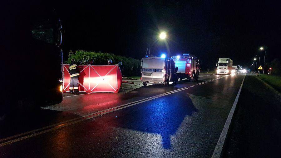 Tragedia w gminie Siemkowice: 24-latek wbiegł wprost pod koła osobówki. Nie przeżył